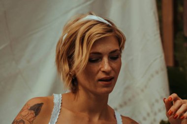 Kurutulmuş çamaşır. Genç, güzel, seksi bir kadın güneşli bir günde çamaşırlarını yıkar ve iç çamaşırlarını dışarı asar. siyah beyaz fotoğraf.