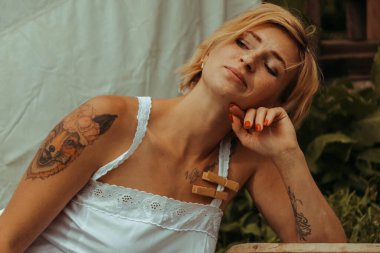 Kurutulmuş çamaşır. Genç, güzel, seksi bir kadın güneşli bir günde çamaşırlarını yıkar ve iç çamaşırlarını dışarı asar. siyah beyaz fotoğraf.