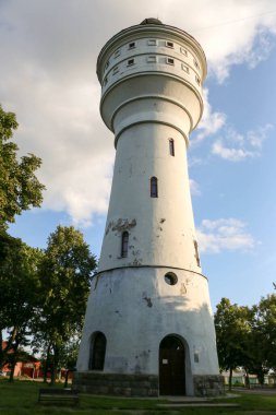 Eski tuğla su kulesi, şehrin bir sembolü, ilginç bir yer, Ukrayna, Sumy bölgesi, Glukhov.