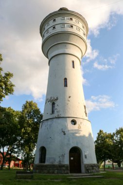 Eski tuğla su kulesi, şehrin bir sembolü, ilginç bir yer, Ukrayna, Sumy bölgesi, Glukhov.