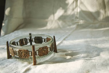 Pamuk dantelli romantik keten çay havluları ve zarif bir ev ya da restoran servisi için metal dekorlu cam vintage plaka. Güzel arka plan, doğal güneş ışığı modeli, gölgeler.