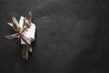 Doğal güneş ışığının siyah zemininde beyaz peçete, gölge. Mutfak masası manzarası, masa düzenleme. Pervazlı bitki dalı Güzel retro, rustik arkaplan, serbest alan.