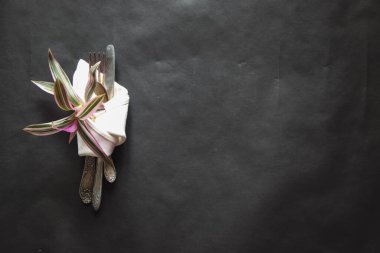 Doğal güneş ışığının siyah zemininde beyaz peçete, gölge. Mutfak masası manzarası, masa düzenleme. Pervazlı bitki dalı Güzel retro, rustik arkaplan, serbest alan.