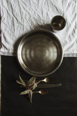 Doğal güneş ışığının siyah zemininde beyaz peçete, gölge. Mutfak masası manzarası, masa düzenleme. Pervazlı bitki dalı Güzel retro, rustik arkaplan, serbest alan.