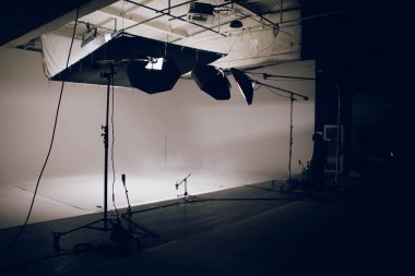 Profesyonel ekipmanlarla dolu büyük ve modern bir video stüdyosunun içini.