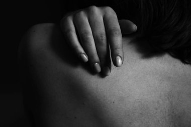 Bir kadının elinin ve sırtının güzel siyah beyaz yakın plan fotoğrafı. Güzellik, sükunet, şefkat, sevgi ve özgüven. Vücut parçaları.