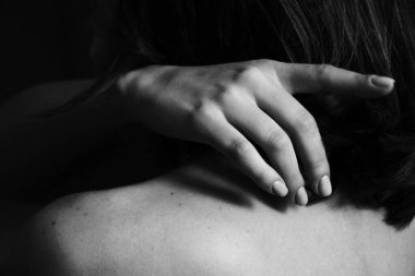 Bir kadının elinin ve sırtının güzel siyah beyaz yakın plan fotoğrafı. Güzellik, sükunet, şefkat, sevgi ve özgüven. Vücut parçaları.