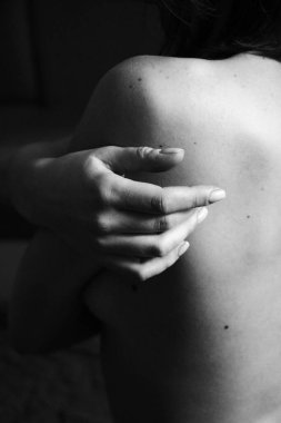 Bir kadının elinin ve sırtının güzel siyah beyaz yakın plan fotoğrafı. Güzellik, sükunet, şefkat, sevgi ve özgüven. Vücut parçaları.