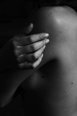 Bir kadının elinin ve sırtının güzel siyah beyaz yakın plan fotoğrafı. Güzellik, sükunet, şefkat, sevgi ve özgüven. Vücut parçaları.