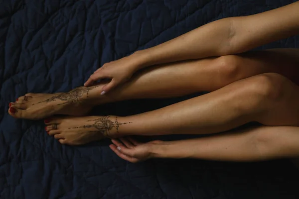 Närbild Kvinnliga Ben Och Händer Med Henna Tatuering Fötterna Blå — Stockfoto