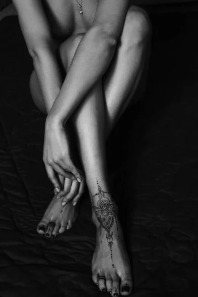Nahaufnahme Weiblicher Beine Und Hände Mit Henna Tätowierung Den Füßen — Stockfoto