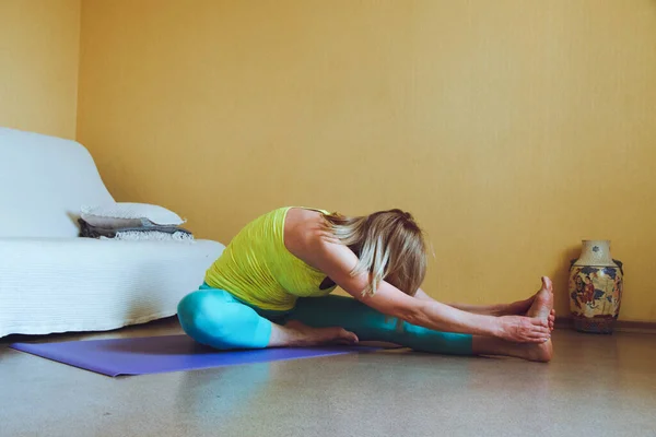 Yetişkin Güzel Avrupalı Kadın Evde Yoga Yapıyor Bir Dizi Yoga — Stok fotoğraf