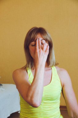 Yetişkin güzel Avrupalı kadın evde yoga yapıyor. Bir dizi yoga pozu. Pranayama alternatif solunum sağlıklı yaşam tarzı konsepti, refah kişisel bakım