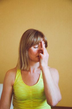 Yetişkin güzel Avrupalı kadın evde yoga yapıyor. Bir dizi yoga pozu. Pranayama alternatif solunum sağlıklı yaşam tarzı konsepti, refah kişisel bakım