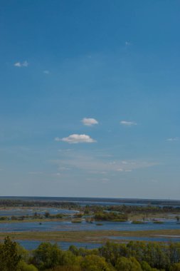 Nehir taşkınının havadan görüntüsü. Sel basmış güzel çayır. Ukrayna 'nın Chernihiv Oblastı' ndaki Ulusal Doğa Parkı 'nda nehir suyla doluyken güzel Desna nehrinin üzerinde uçmak.