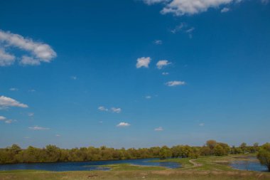 Nehir taşkınının havadan görüntüsü. Sel basmış güzel çayır. Ukrayna 'nın Chernihiv Oblastı' ndaki Ulusal Doğa Parkı 'nda nehir suyla doluyken güzel Desna nehrinin üzerinde uçmak.