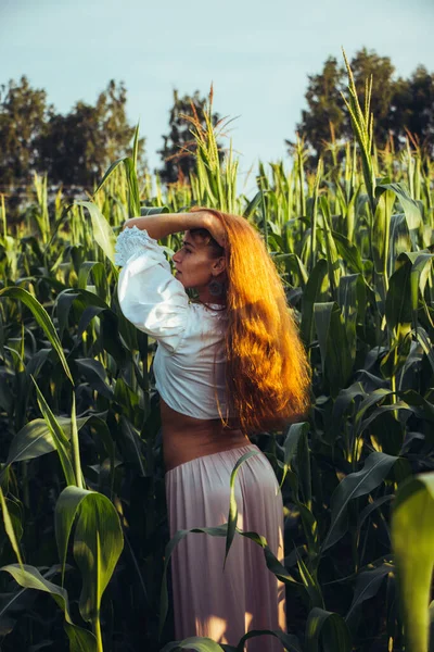 Jonge Mooie Vrouw Met Lang Rood Haar Tussen Groene Bladeren — Stockfoto