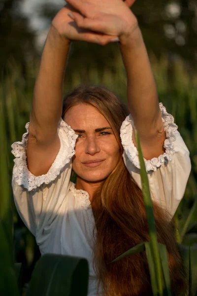 Mulher Bonita Nova Com Cabelo Vermelho Longo Entre Folhas Verdes — Fotografia de Stock