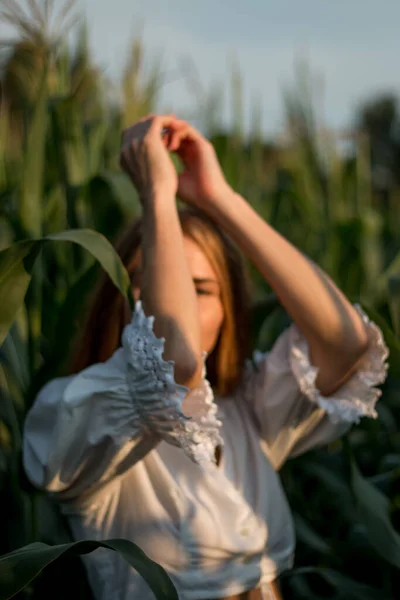 Mladá Krásná Žena Dlouhými Zrzavými Vlasy Mezi Zelenými Listy Kukuřičném — Stock fotografie