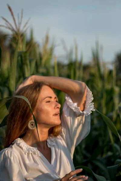 Mladá Krásná Žena Dlouhými Zrzavými Vlasy Mezi Zelenými Listy Kukuřičném — Stock fotografie