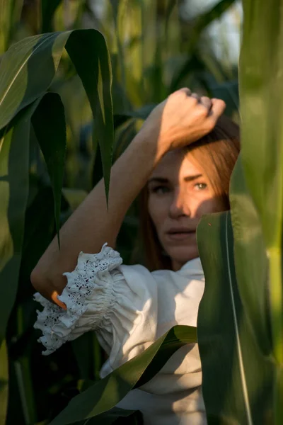 Jonge Mooie Vrouw Met Lang Rood Haar Tussen Groene Bladeren — Stockfoto