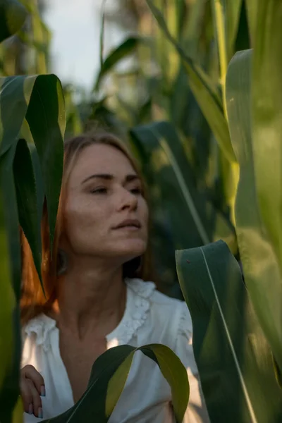 Jonge Mooie Vrouw Met Lang Rood Haar Tussen Groene Bladeren — Stockfoto