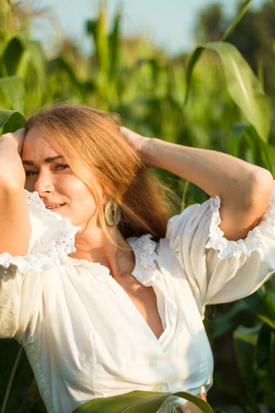 Wanita Cantik Dengan Rambut Merah Panjang Antara Daun Hijau Ladang — Stok Foto