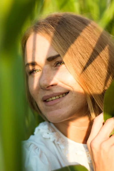 Молода Красива Жінка Довгим Рудим Волоссям Між Зеленим Листям Кукурудзяному — стокове фото