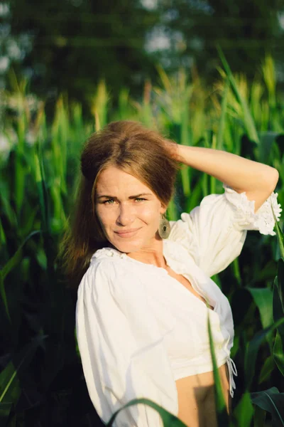 Ung Vacker Kvinna Med Långt Rött Hår Mellan Gröna Blad — Stockfoto