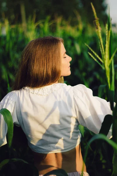 Junge Schöne Frau Mit Langen Roten Haaren Zwischen Grünen Blättern — Stockfoto