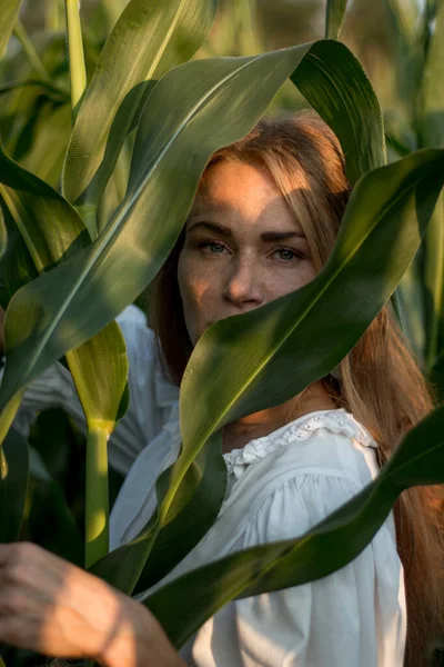 Mladá Krásná Žena Dlouhými Zrzavými Vlasy Mezi Zelenými Listy Kukuřičném — Stock fotografie