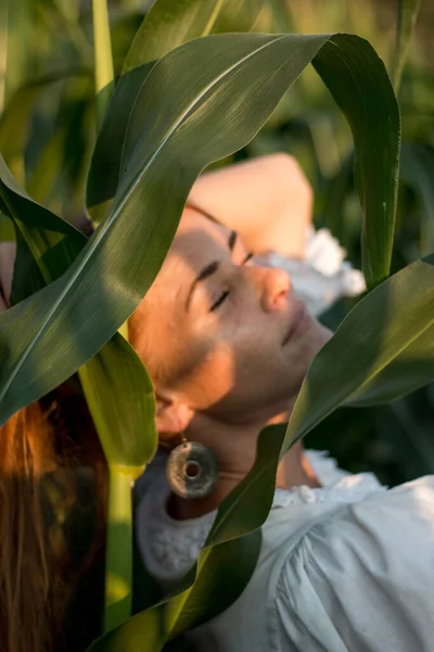 Молодая Красивая Женщина Длинными Рыжими Волосами Между Зелеными Листьями Кукурузном — стоковое фото