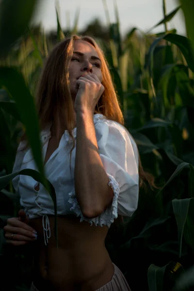 Wanita Cantik Dengan Rambut Merah Panjang Antara Daun Hijau Ladang — Stok Foto