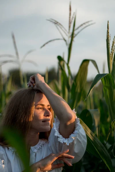 Mladá Krásná Žena Dlouhými Zrzavými Vlasy Mezi Zelenými Listy Kukuřičném — Stock fotografie