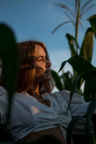 Jonge Mooie Vrouw Met Lang Rood Haar Tussen Groene Bladeren — Stockfoto