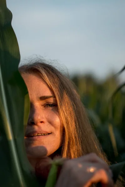 Mladá Krásná Žena Dlouhými Zrzavými Vlasy Mezi Zelenými Listy Kukuřičném — Stock fotografie