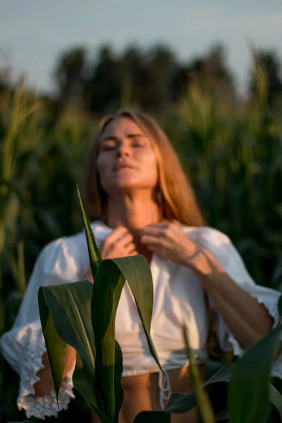 Ung Vacker Kvinna Med Långt Rött Hår Mellan Gröna Blad — Stockfoto