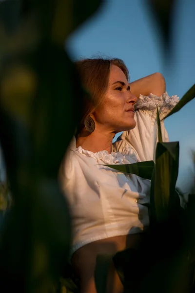 Ung Vacker Kvinna Med Långt Rött Hår Mellan Gröna Blad — Stockfoto