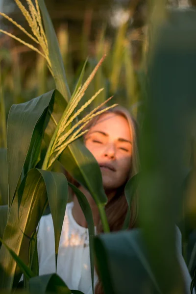 Mladá Krásná Žena Dlouhými Zrzavými Vlasy Mezi Zelenými Listy Kukuřičném — Stock fotografie