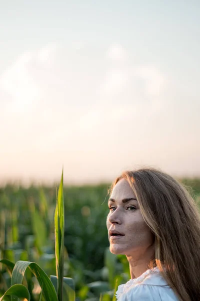 Mladá Krásná Žena Dlouhými Zrzavými Vlasy Mezi Zelenými Listy Kukuřičném — Stock fotografie