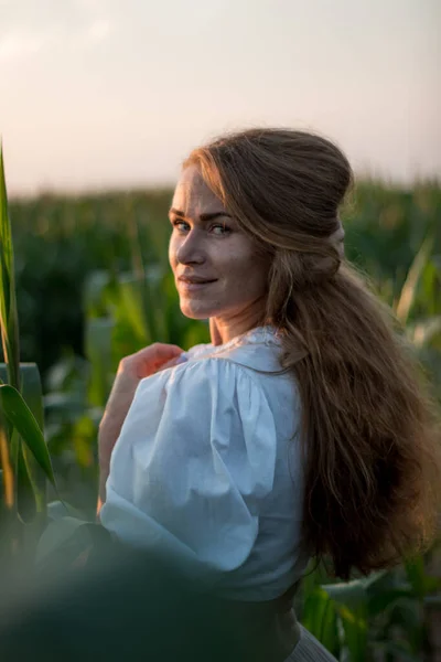 Mladá Krásná Žena Dlouhými Zrzavými Vlasy Mezi Zelenými Listy Kukuřičném — Stock fotografie