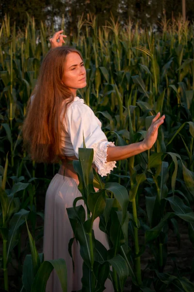 Jonge Mooie Vrouw Met Lang Rood Haar Tussen Groene Bladeren — Stockfoto