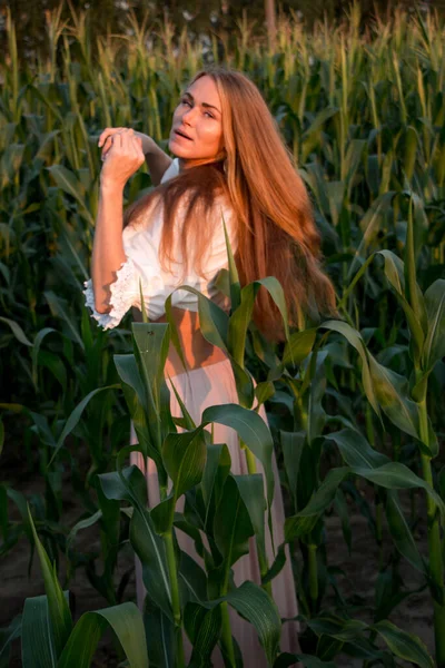 Wanita Cantik Dengan Rambut Merah Panjang Antara Daun Hijau Ladang — Stok Foto