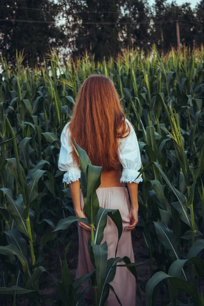 Junge Schöne Frau Mit Langen Roten Haaren Zwischen Grünen Blättern — Stockfoto