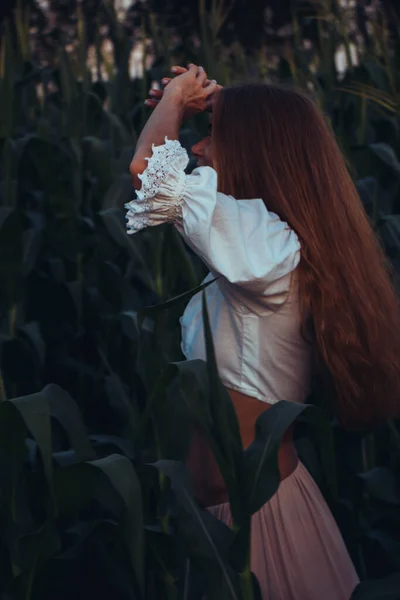 Wanita Cantik Dengan Rambut Merah Panjang Antara Daun Hijau Ladang — Stok Foto