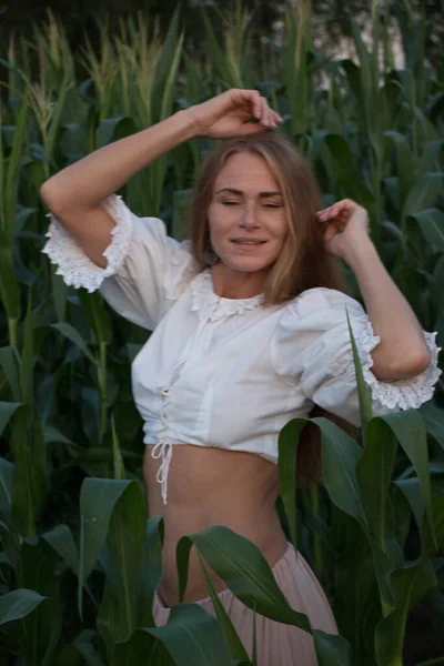 Junge Schöne Frau Mit Langen Roten Haaren Zwischen Grünen Blättern — Stockfoto