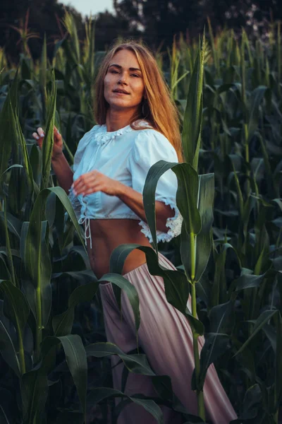 Jonge Mooie Vrouw Met Lang Rood Haar Tussen Groene Bladeren — Stockfoto