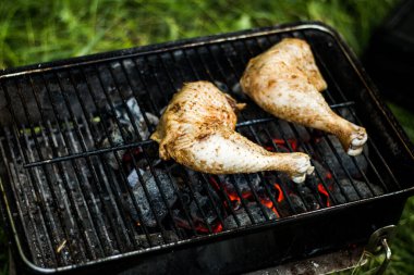 Izgarada ızgara tavuk budu. Açık ateşte yemek pişirmek, dışarıda. Ev yemeği, barbekü..