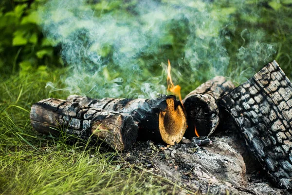 Legna Ardere Brucia Incendio Con Fumo Che Esce Falò Bei — Foto Stock