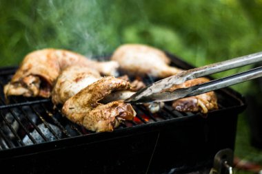 Izgarada ızgara tavuk budu. Açık ateşte yemek pişirmek, dışarıda. Ev yemeği, barbekü..